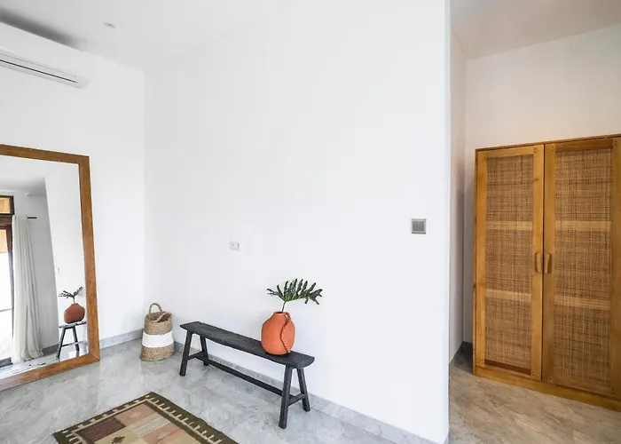 Peaceful Center Lux 3br With Pool & Ricefield View, Walk To Cafes & 5 Min Bike To