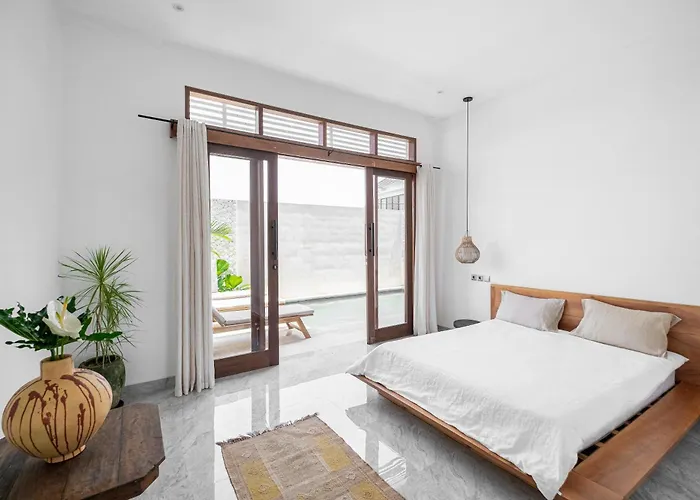 Peaceful Center Lux 3br With Pool & Ricefield View, Walk To Cafes & 5 Min Bike To Villa *