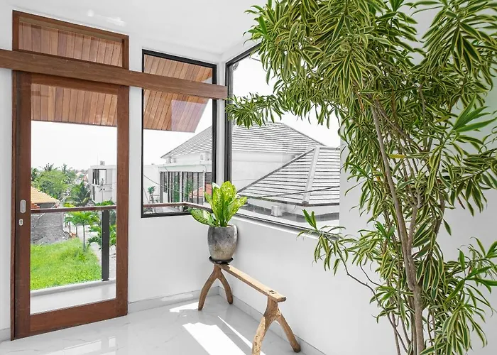 Peaceful Center Lux 3br With Pool & Ricefield View, Walk To Cafes & 5 Min Bike To Villa