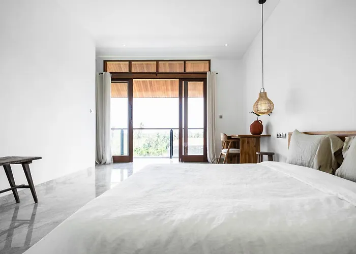 Peaceful Center Lux 3br With Pool & Ricefield View, Walk To Cafes & 5 Min Bike To Villa