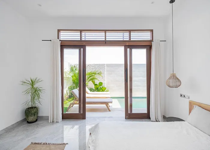 Villa Peaceful Center Lux 3br With Pool & Ricefield View, Walk To Cafes & 5 Min Bike To