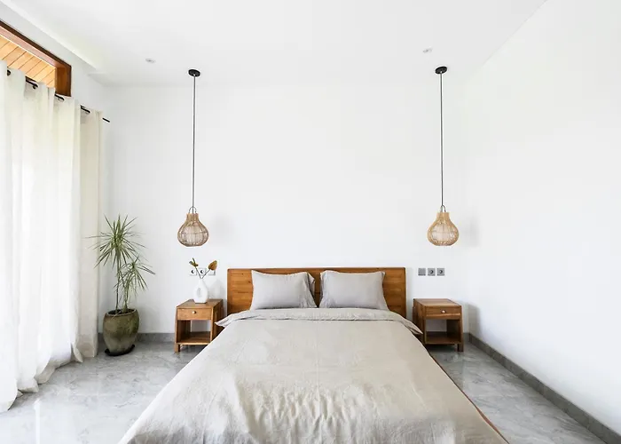 Villa Peaceful Center Lux 3br With Pool & Ricefield View, Walk To Cafes & 5 Min Bike To Canggu (Bali)